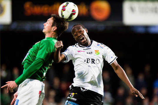 Jönköpings Södras Daryl Smylie i duell med Gais Reuben Ayarna
