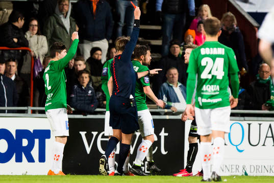 Gais Johan Lundgren blir utvisad av domaren Jim Peterson
