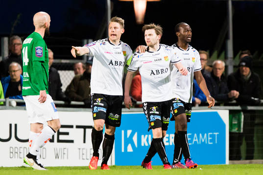 Gais Patrik Ingelsten och Reuben Ayarna (h) leder ut Johan Lundgren (i) som blivit utvisad