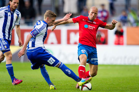 Helsingborgs Mattias Lindström i kamp med IFK Göteborgs Sören Rieks 
