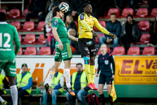 Ljungskiles Aleksandar Kitic vinner en duell mot Mjällbys Kwame Bonsu