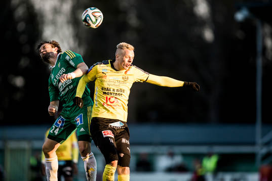 Ljungskiles Aleksandar Kitic i duell med Mjällbys Mattias Håkansson