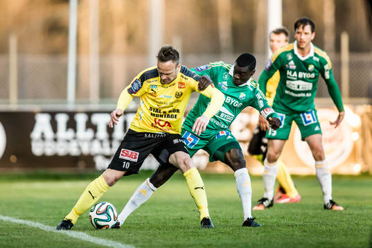 Mjällbys Marcus Ekenberg före Ljungskiles Ken Sema
