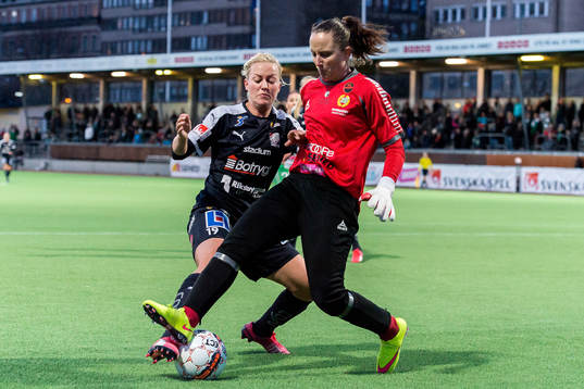 Linköpings Kristine Minde och Hammarbys målvakt Sofia Lundgren