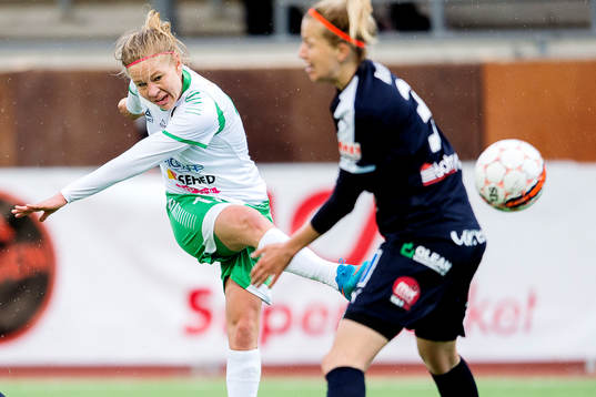 Hammarbys Katrin Schmidt går på skott