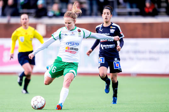 Hammarbys Katrin Schmidt går på skott