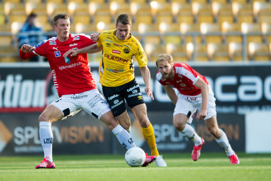Kamp mellan Elfsborgs Viktor Claesson och Kalmars Viktor Elm