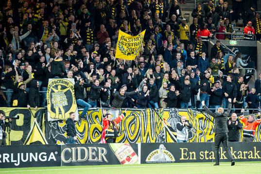 Elfsborgs manager Magnus Haglund jublar ihop med