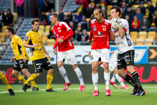 Elfsborgs målvakt Kevin Stuhr - Ellegaard tar ner bollen
