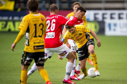 Kamp mellan Elfsborgs Marcus Rohdén och Kalmars Filip Sachpekidis och Pär Ericsson (rygg mot kameran)