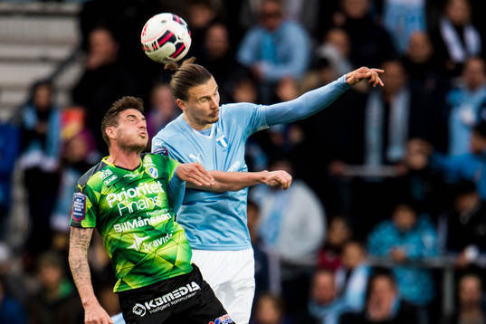 Halmstads James Keene i nickduell med Malmö FFs Erik Johansson