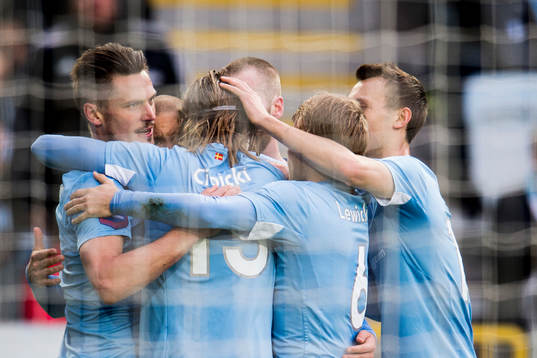 Malmö FFs spelare med Markus Rosenberg (tv) jublar efter att Pawel Cibicki (m) gjort 1-0