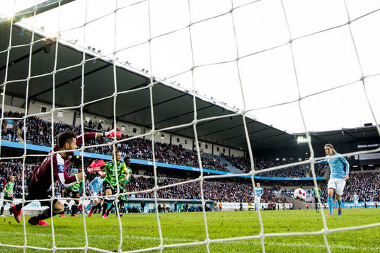Malmö FFs Pawel Cibicki (th) gör 1-0 bakom Halmstads målvakt Stojan Lukic