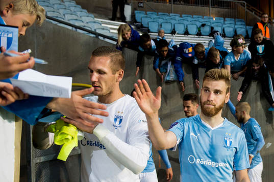 Malmö FFs målvakt Robin Olsen och Rasmus Bengtsson tackar publiken