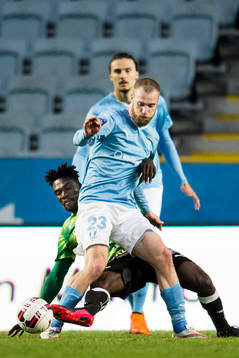 Malmö FFs Jo Inge Berget i kamp med Halmstads King Osei Gyan