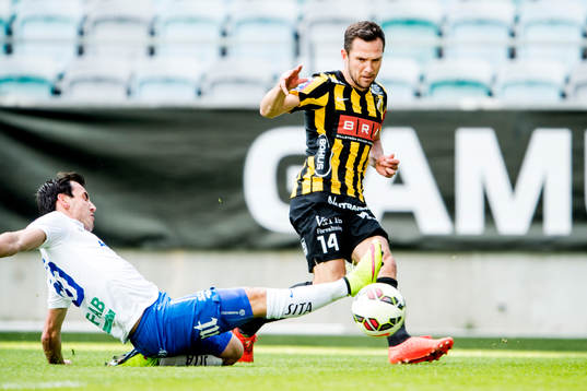 Norrköpings Nikola Tkalcic bryter skott från Häckens Martin Ericsson