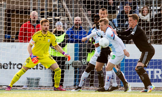 IFK Göteborgs målvakt John Alvbåge, Hjalmar Jonsson, och Gefles målvakt Emil Hedvall, Jonas Lantto