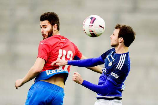 Helsingborgs Astrit Ajdarevic och Sundsvalls Rúnar Már Sigurjónsson i en nickduell