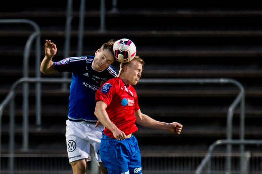 Sundsvalls Robert Lundström i nickduell med Helsingborgs Peter Larsson