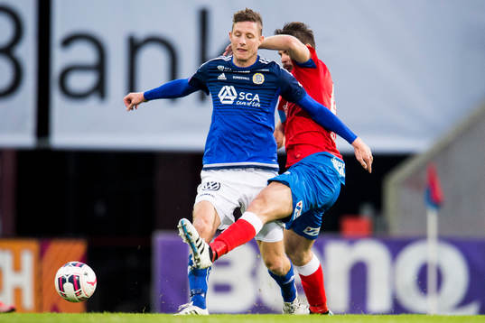 Sundsvalls Johan Eklund i kamp med Helsingborgs Astrit Ajdarevic