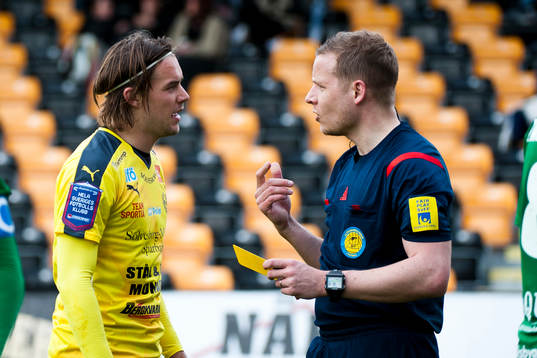 Mjällbys Danny Ervik får gul kort av domaren Johan Krantz