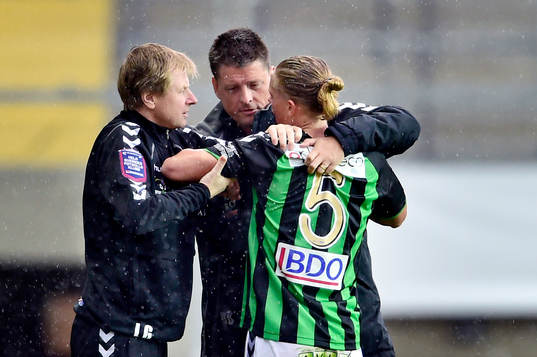 Gais Emil Eliasson får hjälp att vrida rätt axeln efter den hoppat ur led