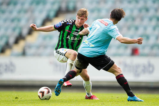 Gais Bragi Bergsson går förbi Brommapojkarnas Gabriel Petrovic 