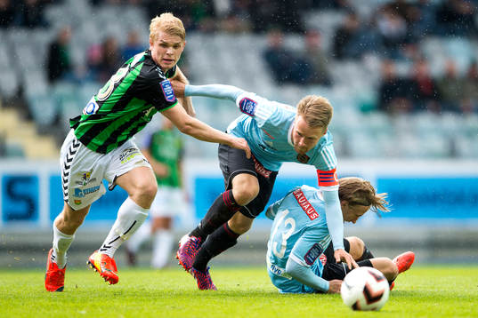Gais Linus Tornblad  går förbi Brommapojkarnas Jacob Une Larsson