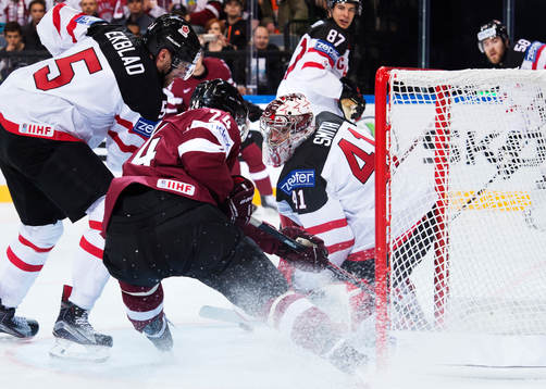 Kanadas Aaron Ekblad och målvakt Mike Smith utmanas av