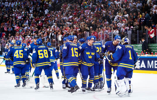 Sveriges spelare jublar och kramar om målvakt Jhonas Enroth