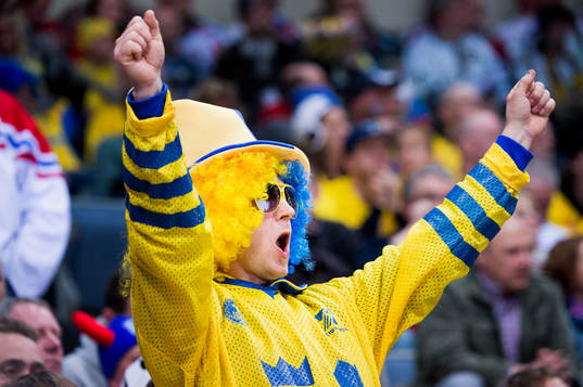 En svensk supporter jublar
