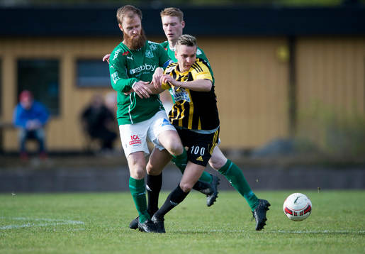 s Oskar Olsson och IFK Hässleholms Danny Gunnarsson i matchen i division 2 mellan Hässleholms IF och IFK Hässleholm i Hässleholm 1 maj 2015.