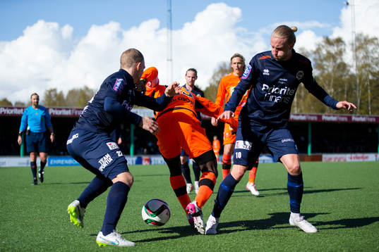Utsiktens Daniel Forsell och Niklas Tidstrand i kamp med Varbergs Thomas Boakye