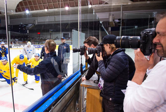Media bevakar förbundskapten Pär Mårts när han har en