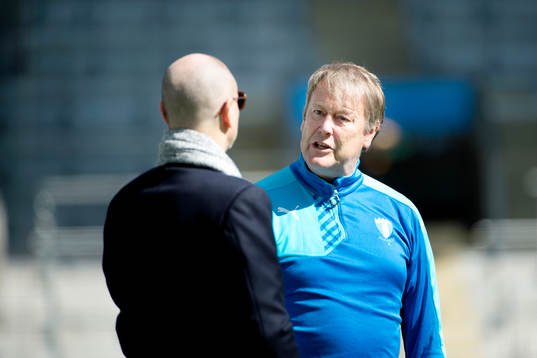 Malmö FFs tränare Åge Hareide i samtal med ordförande Håkan Jeppsson