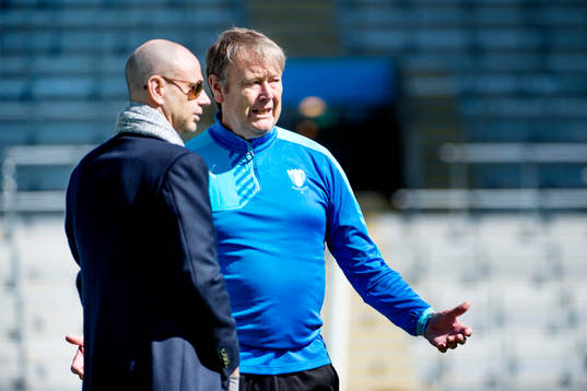 Malmö FFs tränare Åge Hareide i samtal med ordförande Håkan Jeppsson