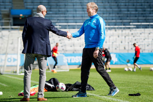 Malmö FFs tränare Åge Hareide hälsar på ordförande Håkan Jeppsson