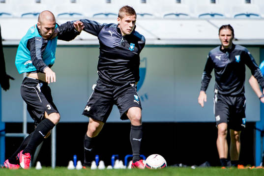 Malmö FFs Anton Tinnerholm i kamp med Erik Andersson
