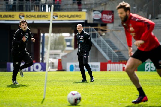 Helsingborgs Astrit Ajdarevic, manager Henrik Larsson och Mikael Dahlberg