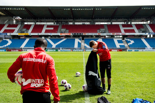 Helsingborgs Jordan Larsson och Emmanuel Boateng samlar ihop bollarna efter Helsingborgs träning