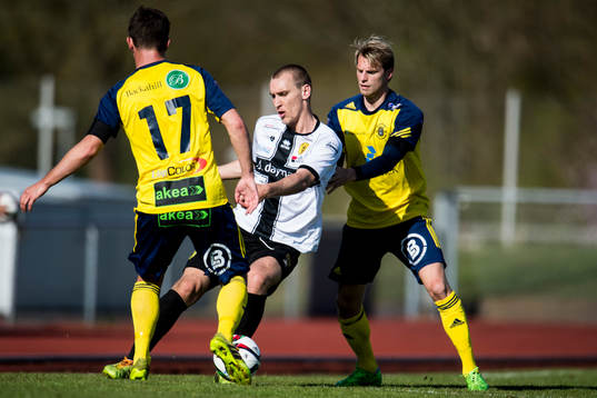 Frej Täbys Adnan Círak i kamp med Ängelholms Robin Staaf och Fredrik Lundgren