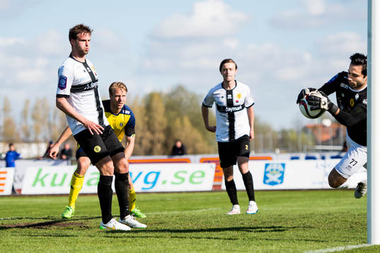 Ängelholms Fredrik Karlsson skjuter men Frej Täbys målvakt Marko Atanackovic räddar