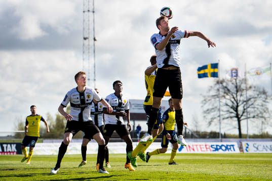 Frej Täbys Johannes Gustafsson nickar undan en boll