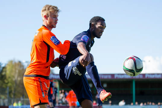 Varbergs Erik Lund i kamp med Utsiktens David Johansson