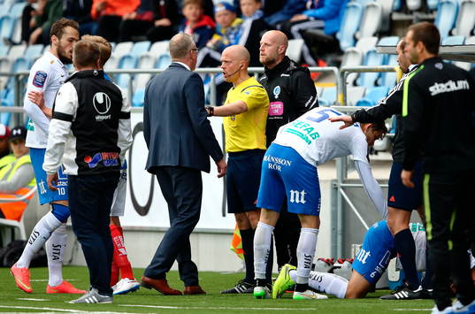 Norrköpings tränare Jan Andersson reagerar på Åtvidabergs assisterande tränare Andreas Thomsson efter att Norrköpings Linus Wahlqvist blivit liggande