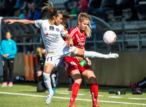 Rosengårds Marta Viera Da Silva i duell med Piteås Ronja Aronsson