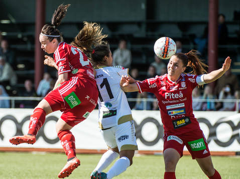 Närkamp mellan Piteås June Pedersen, Emilia Appelqvist och Rosengårds Marta Viera Da Silva