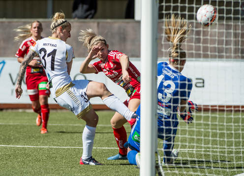 Rosengårds Anja Mittag skjuter skott på Piteås Piteås målvakt Hilda Carlén
