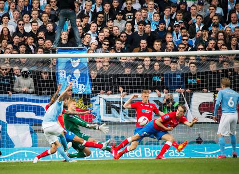 Malmös Magnus Wolff Eikrem gör 3-1 bakom Helsingborgs Pär Hansson
