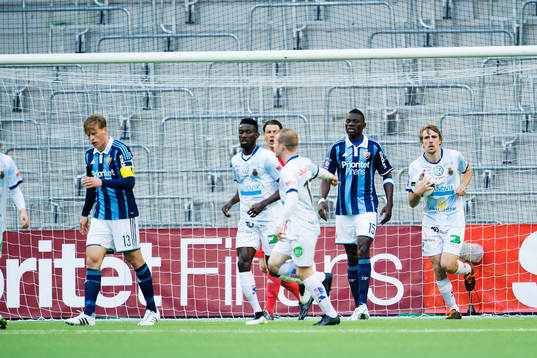Gefles Johan Oremo hämtar bollen efter att Johan Bertilsson gjort 4-1